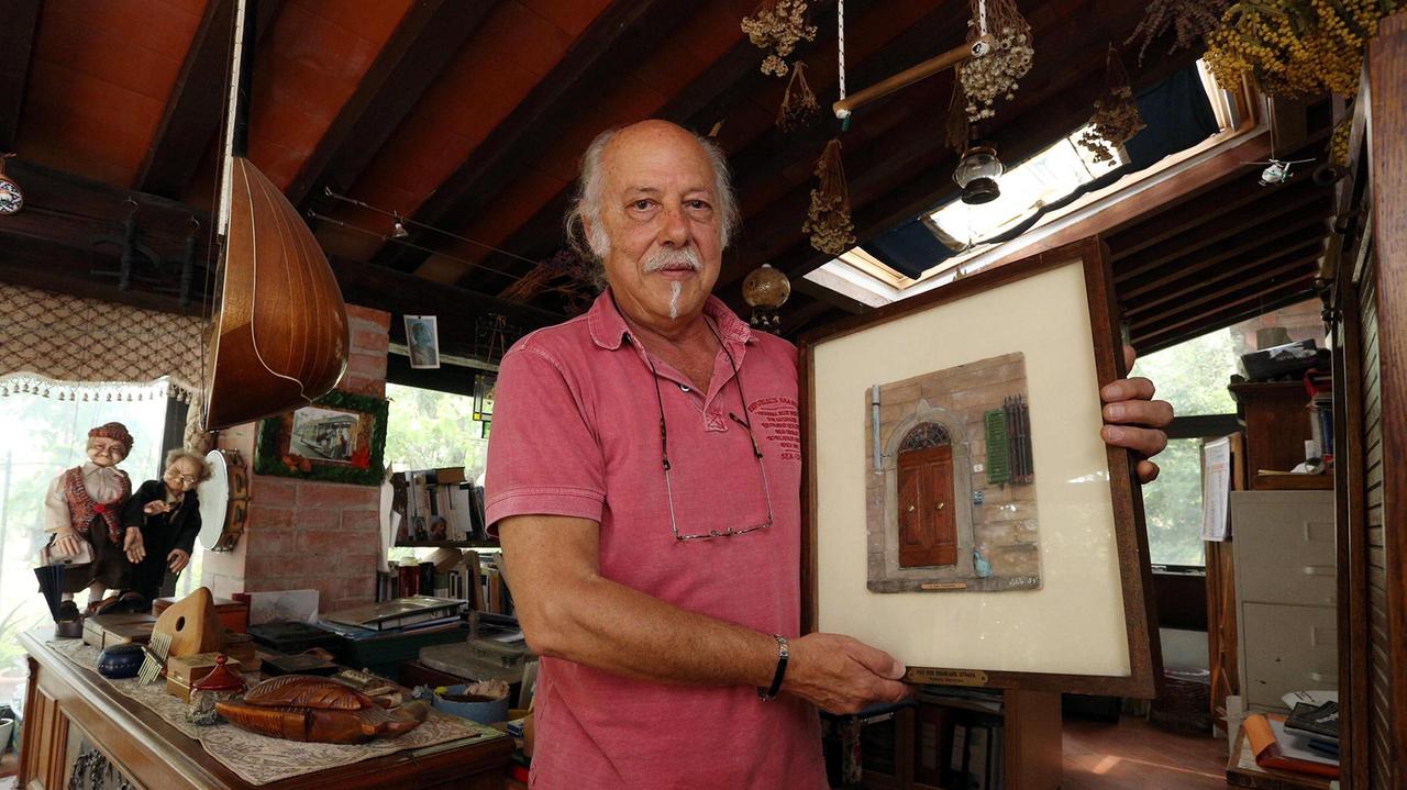 Roberto Menchiari con un suo lavoro