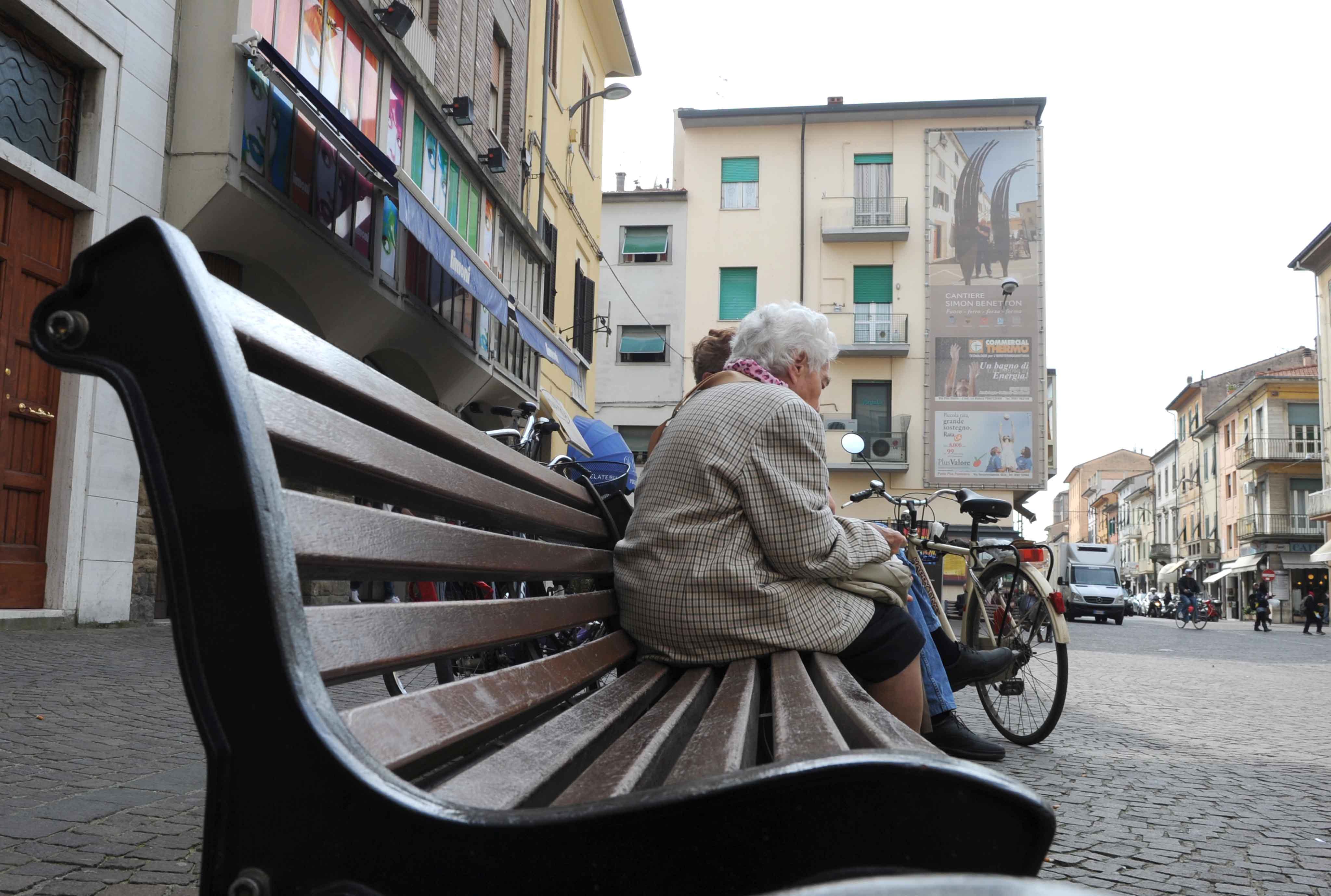 Le donne anziane sono le vittime preferite delle bande di truffatori (foto Silvi)
