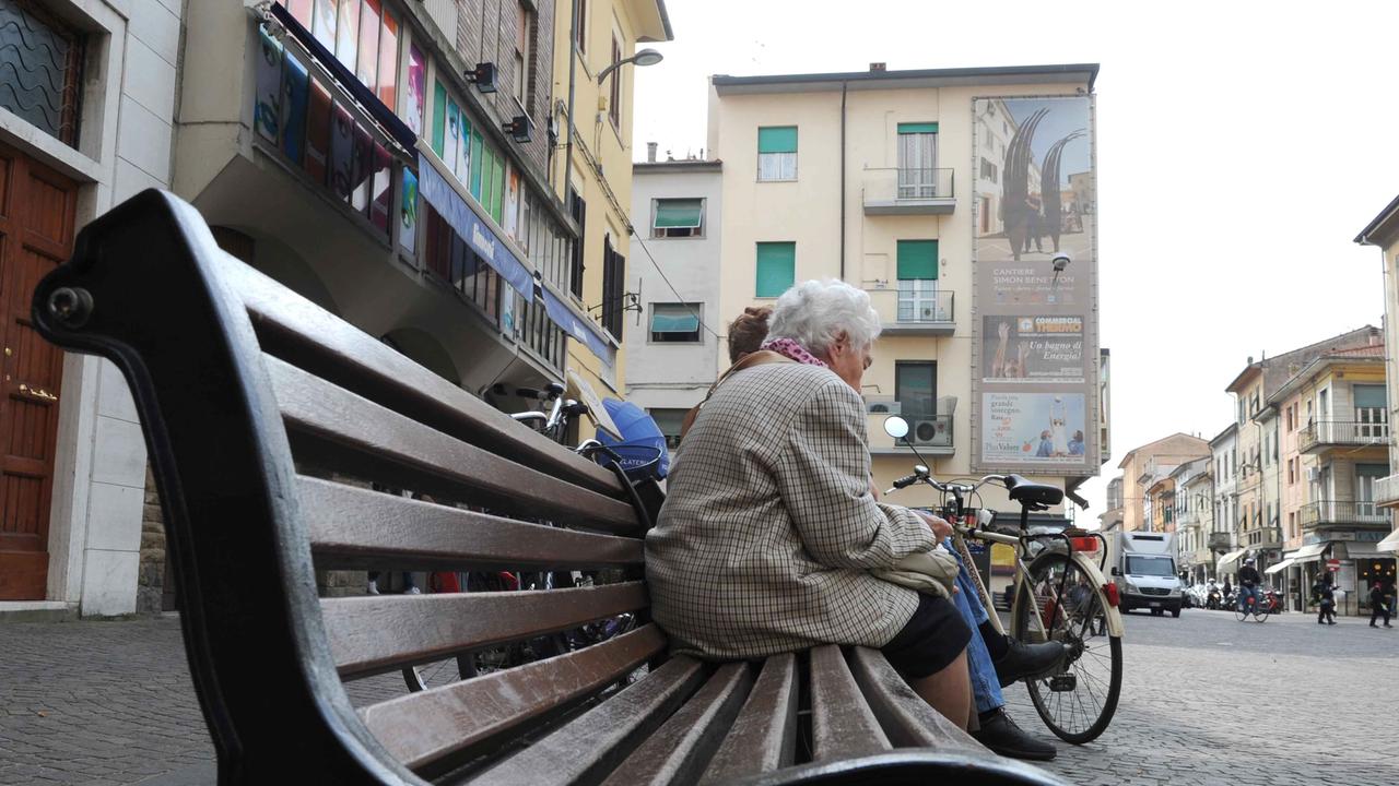 Le donne anziane sono le vittime preferite delle bande di truffatori (foto Silvi)