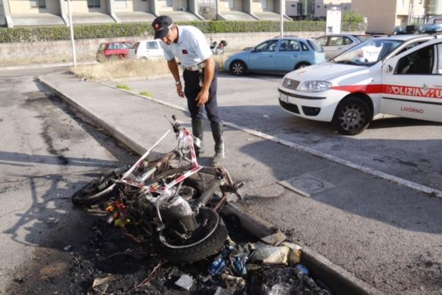 Lo scooter distrutto dalle fiamme (Repetti/Pentafoto)