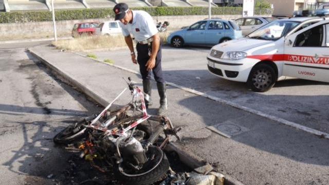 Lo scooter distrutto dalle fiamme (Repetti/Pentafoto)