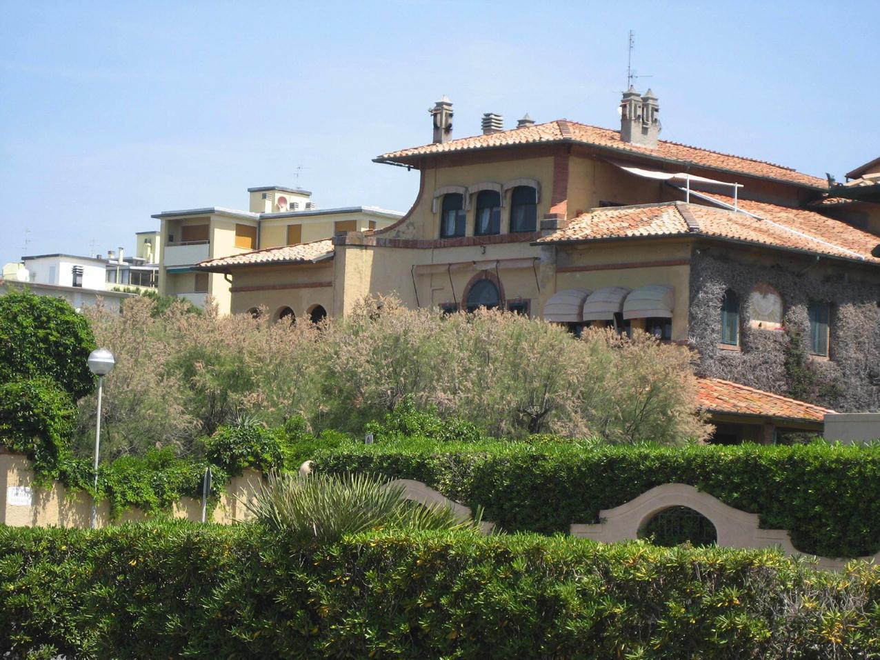 Villa Blanc sul lungomare di Viareggio all'altezza della Terrazza della Repubblica