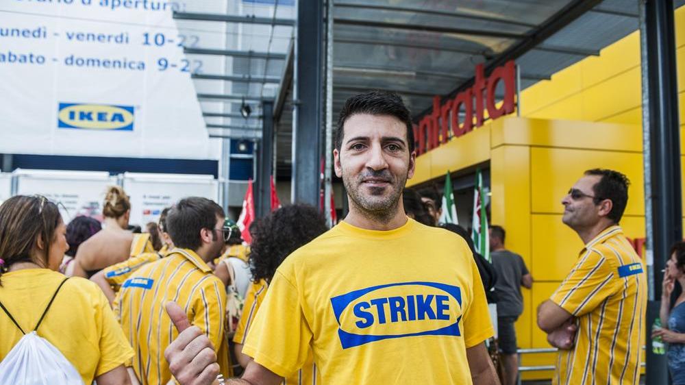 Lavoratore Ikea in protesta