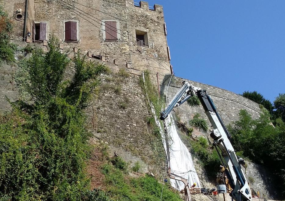 Castello franato, via ai lavori dopo due anni 