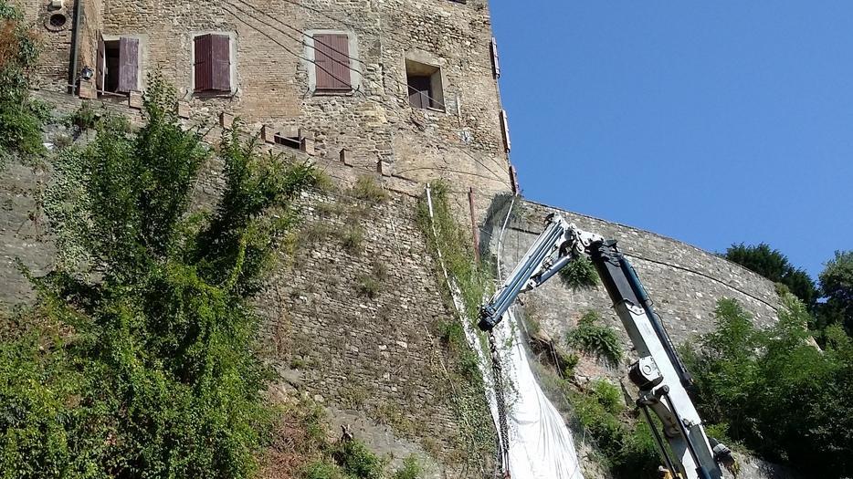 Castello franato, via ai lavori dopo due anni