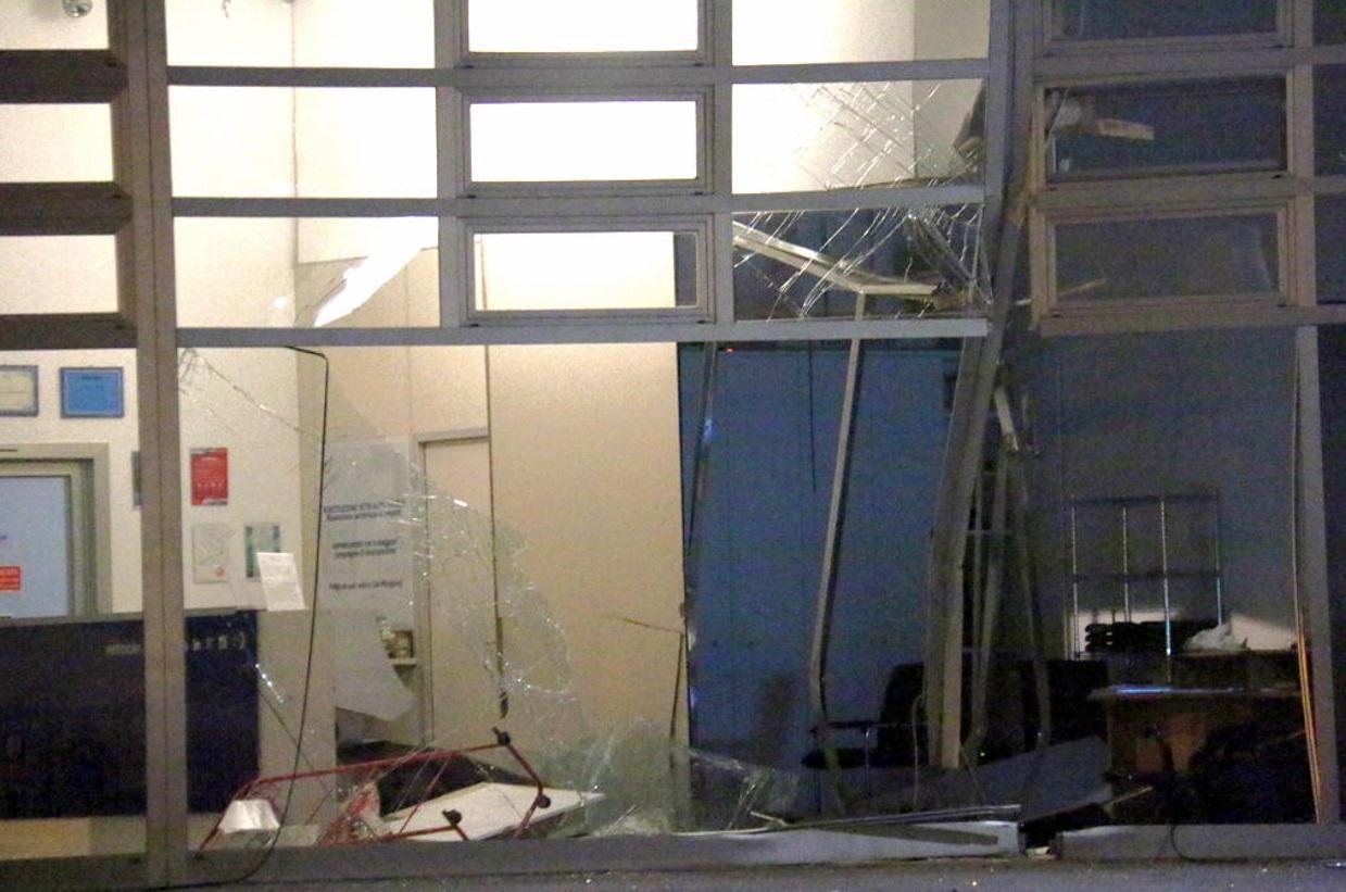 I gravi danni alla sede della Vetrocar di via Provinciale Pisana (Marzi Pentafoto)