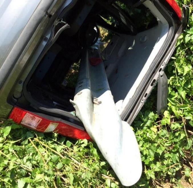 Marito e moglie prigionieri nell’auto infilzata dal guardrail