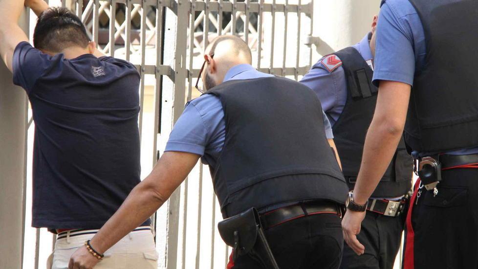Rissa e inseguimento in pieno centro storico 