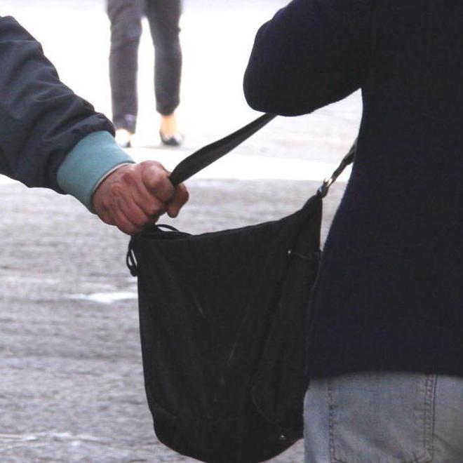 Nuovo scippo con lo scooter a Forte Donna in bici derubata della borsa