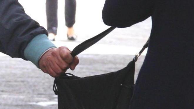 Nuovo scippo con lo scooter a Forte Donna in bici derubata della borsa
