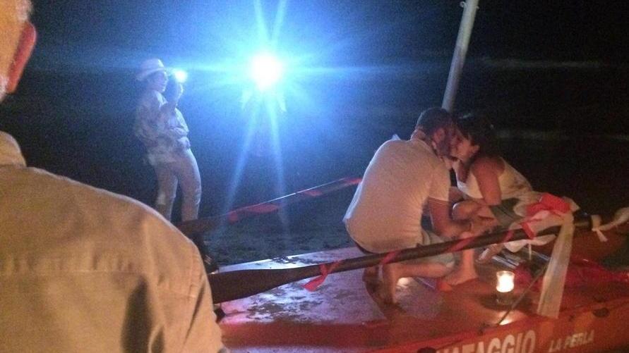 A cena sulla spiaggia della Perla con proposta di matrimonio