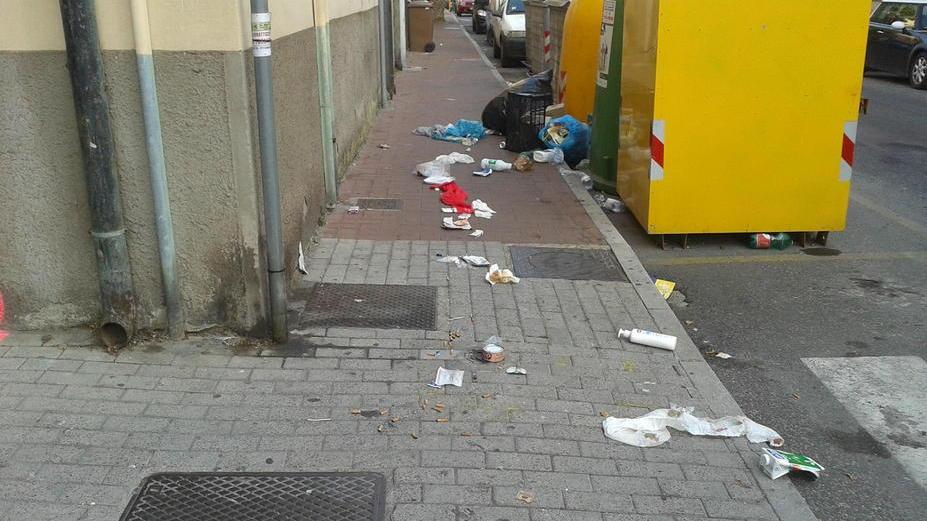 Emergenza rifiuti in via Giordano Bruno