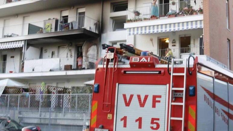 Fiamme in un appartamento evacuato tutto il palazzo