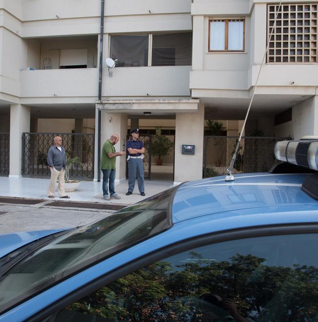 Chiama il 113, uccide la moglie e si spara 