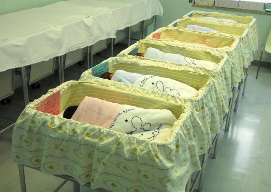 «Aiutatemi, ho le coliche» Entra in bagno e partorisce 