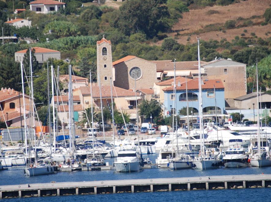 Cannigione tra rifiuti e movida 