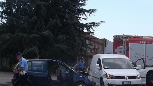 Scontro fra auto e furgone in via IV Novembre