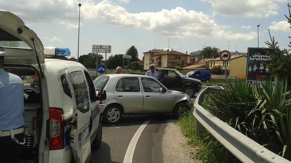 Si scontrano due auto, un ferito