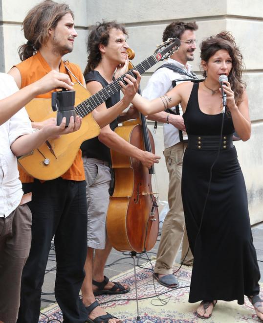 Musica e acrobazia con i buskers 