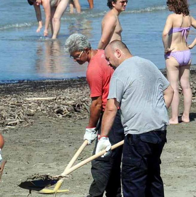 Lavarone invade la spiaggia libera di Marina di Carrara