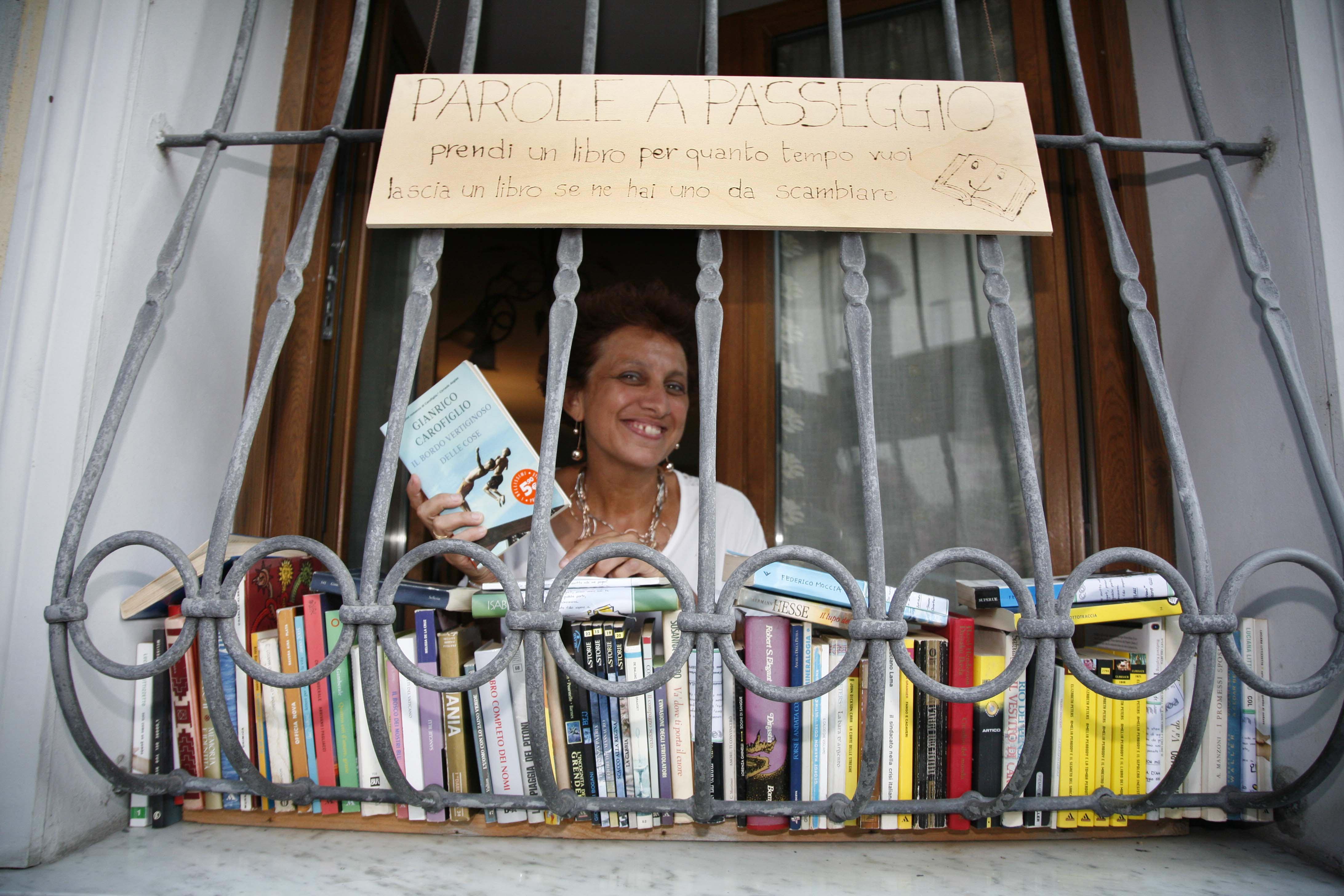 Federica Tamburini alla finestra del suo davanzale-biblioteca (foto Ciurca/Paglianti)