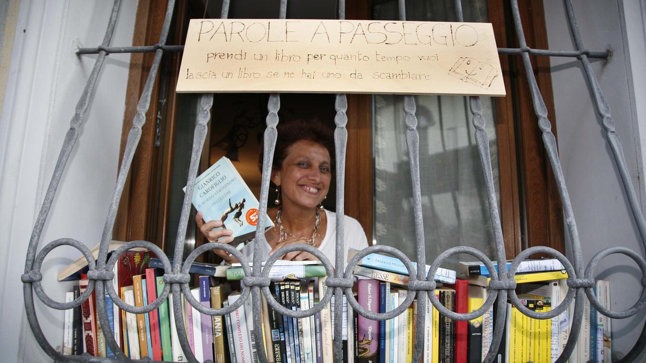 Federica Tamburini alla finestra del suo davanzale-biblioteca (foto Ciurca/Paglianti)