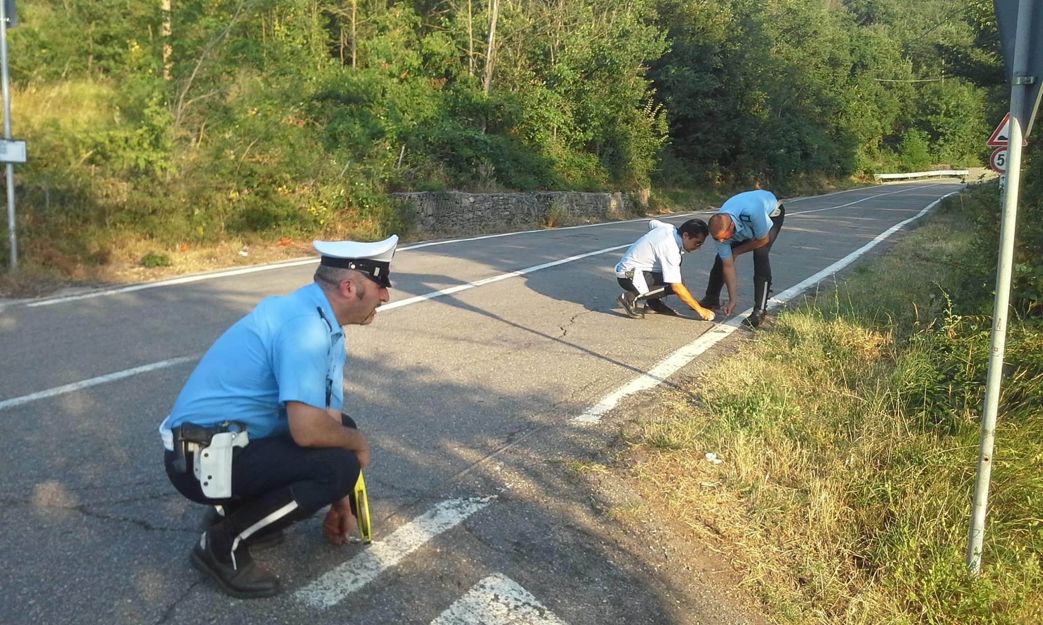 I rilievi della polizia municipale sul luogo dell'incidente
