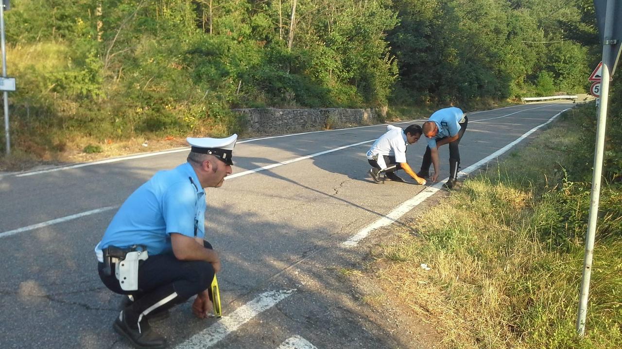 I rilievi della polizia municipale sul luogo dell'incidente