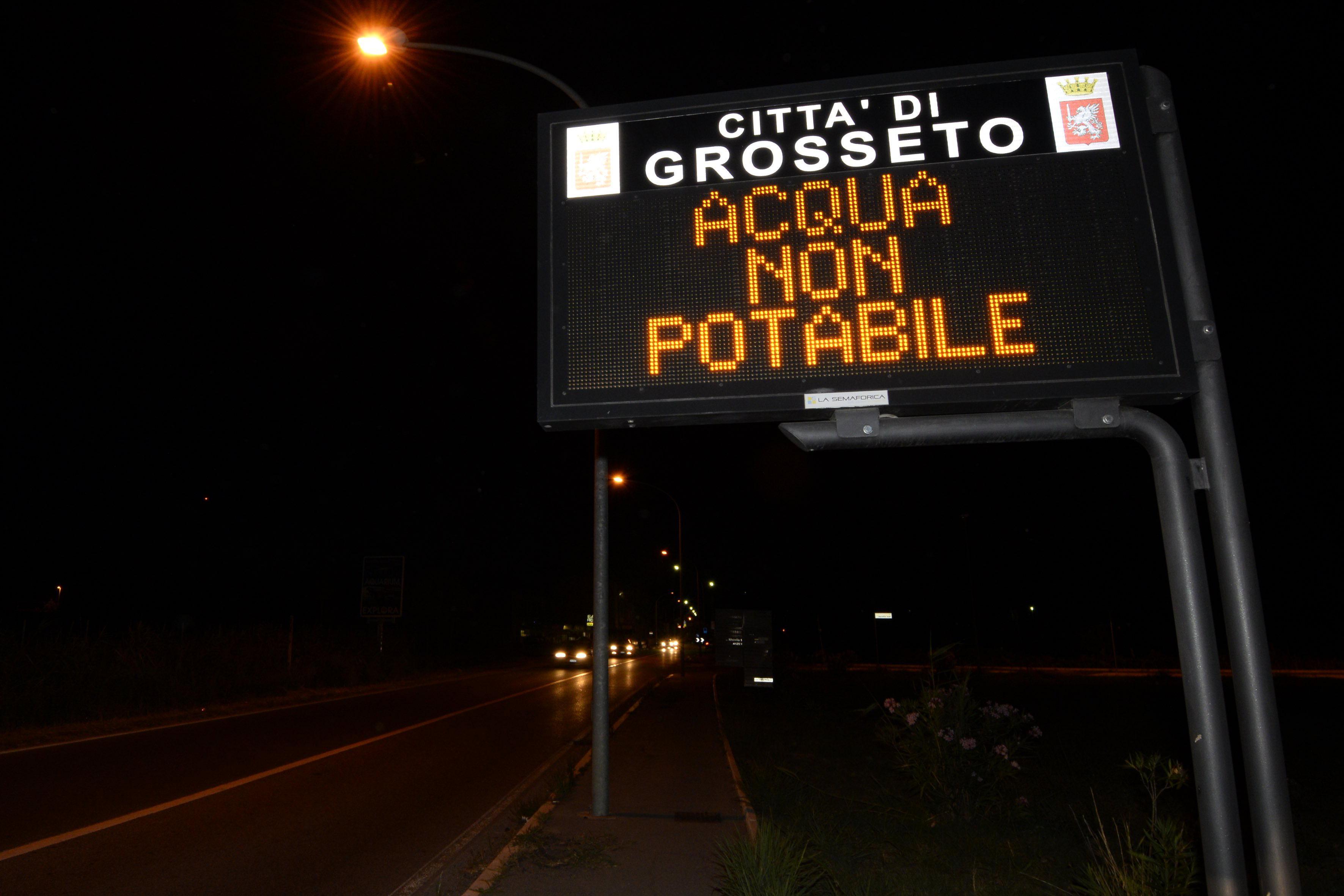 Uno dei cartelli elettronici all'ingresso di Grosseto che sabato notte avvisavano sull'emergenza acqua (foto Bf)