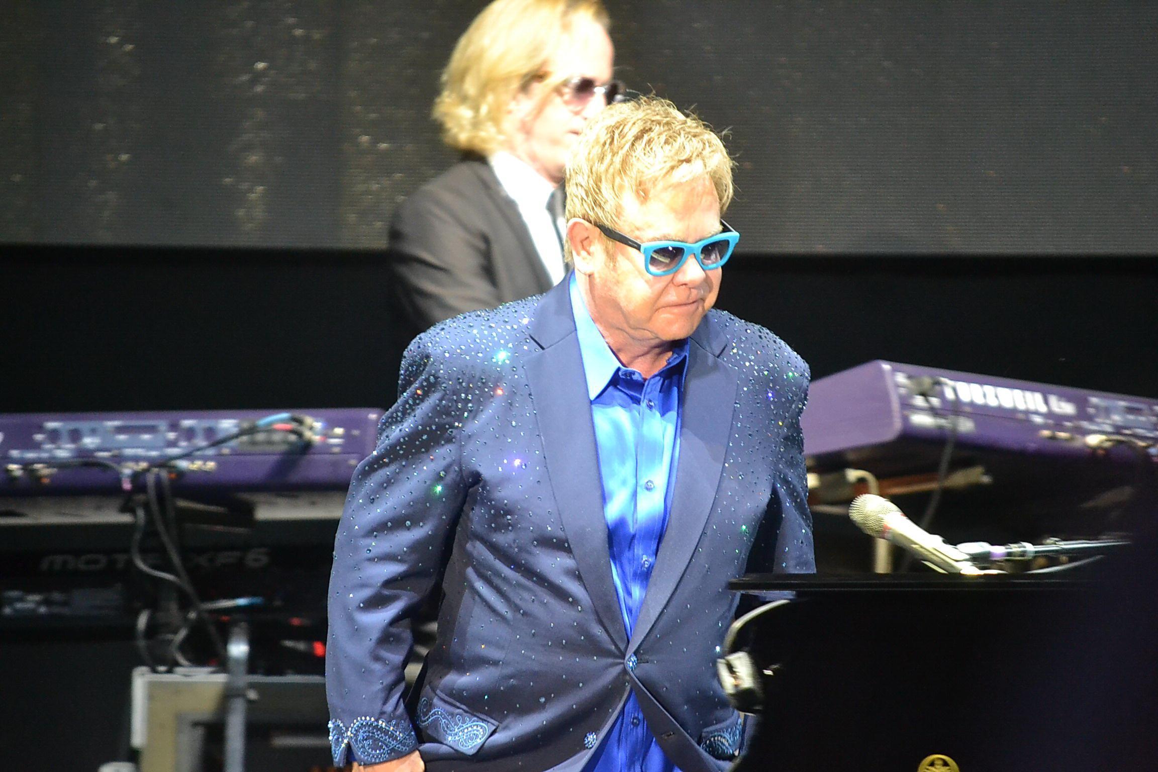 Elton John arriva sul palco