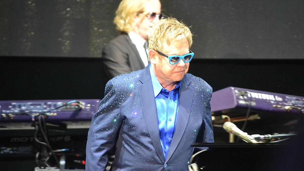 Elton John arriva sul palco