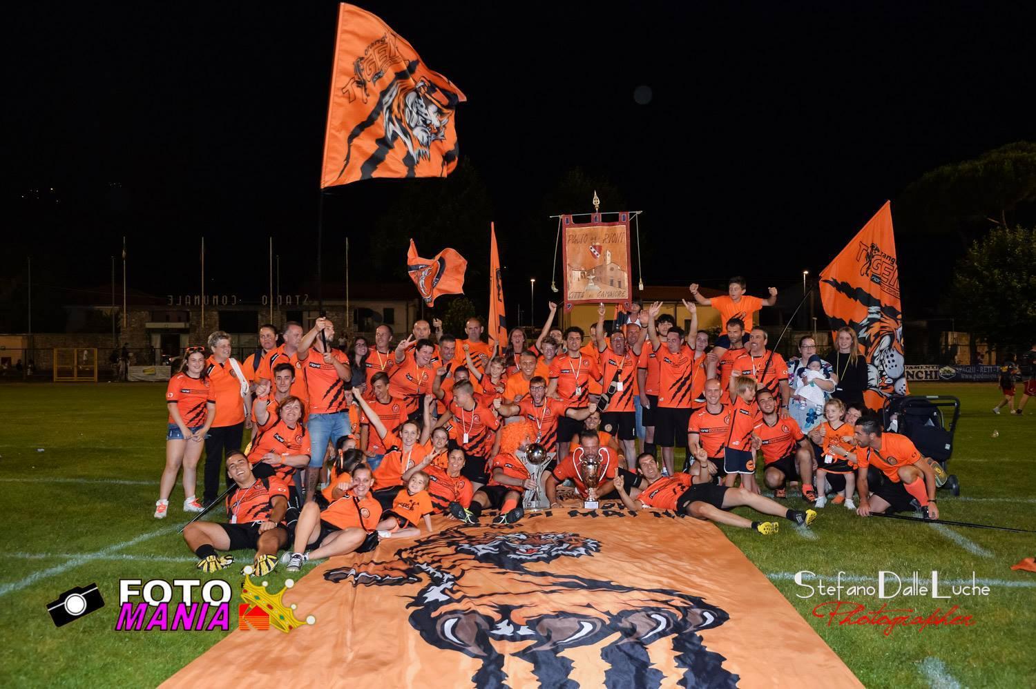 La gioia di Pontemazzori dopo la vittoria del Palio dei Rioni di Camaiore (Fotomania)