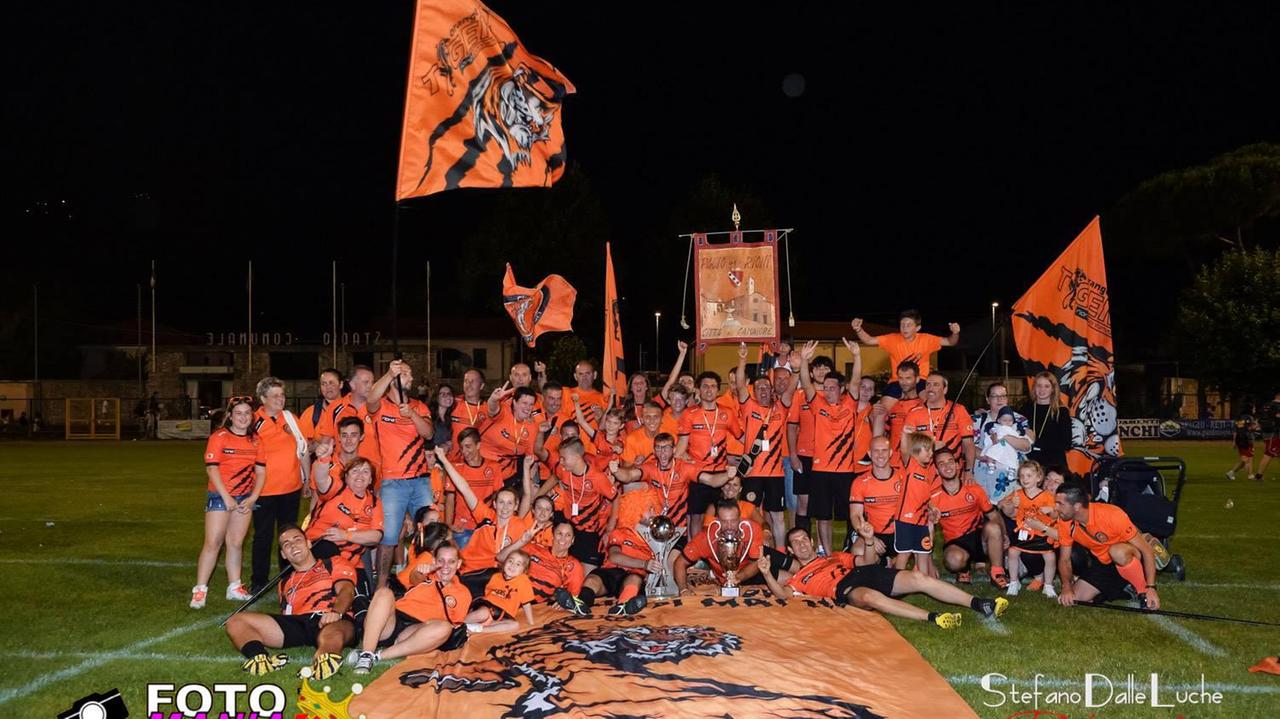 La gioia di Pontemazzori dopo la vittoria del Palio dei Rioni di Camaiore (Fotomania)