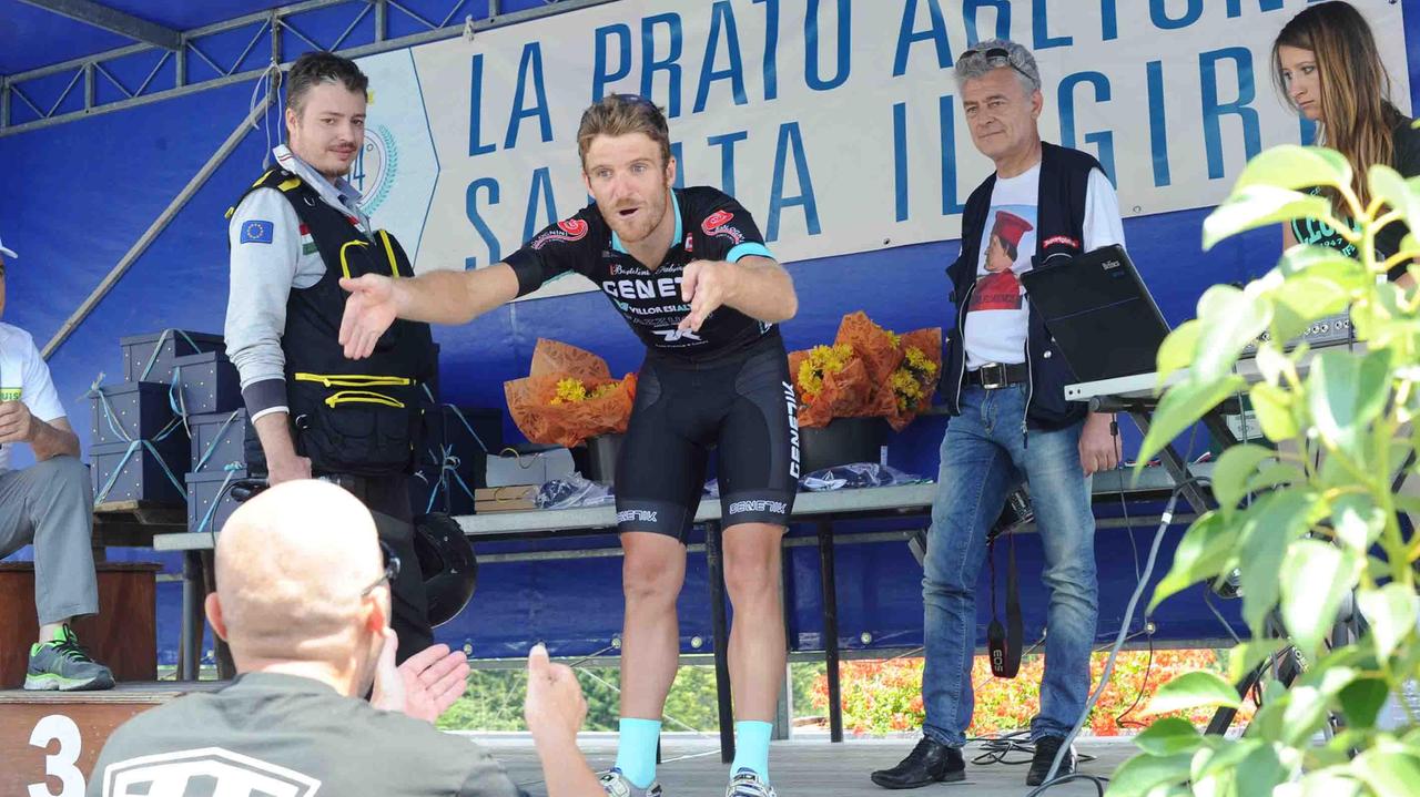Primo e secondo classificato discutono animatamente prima di salire sul podio (foto Gori)