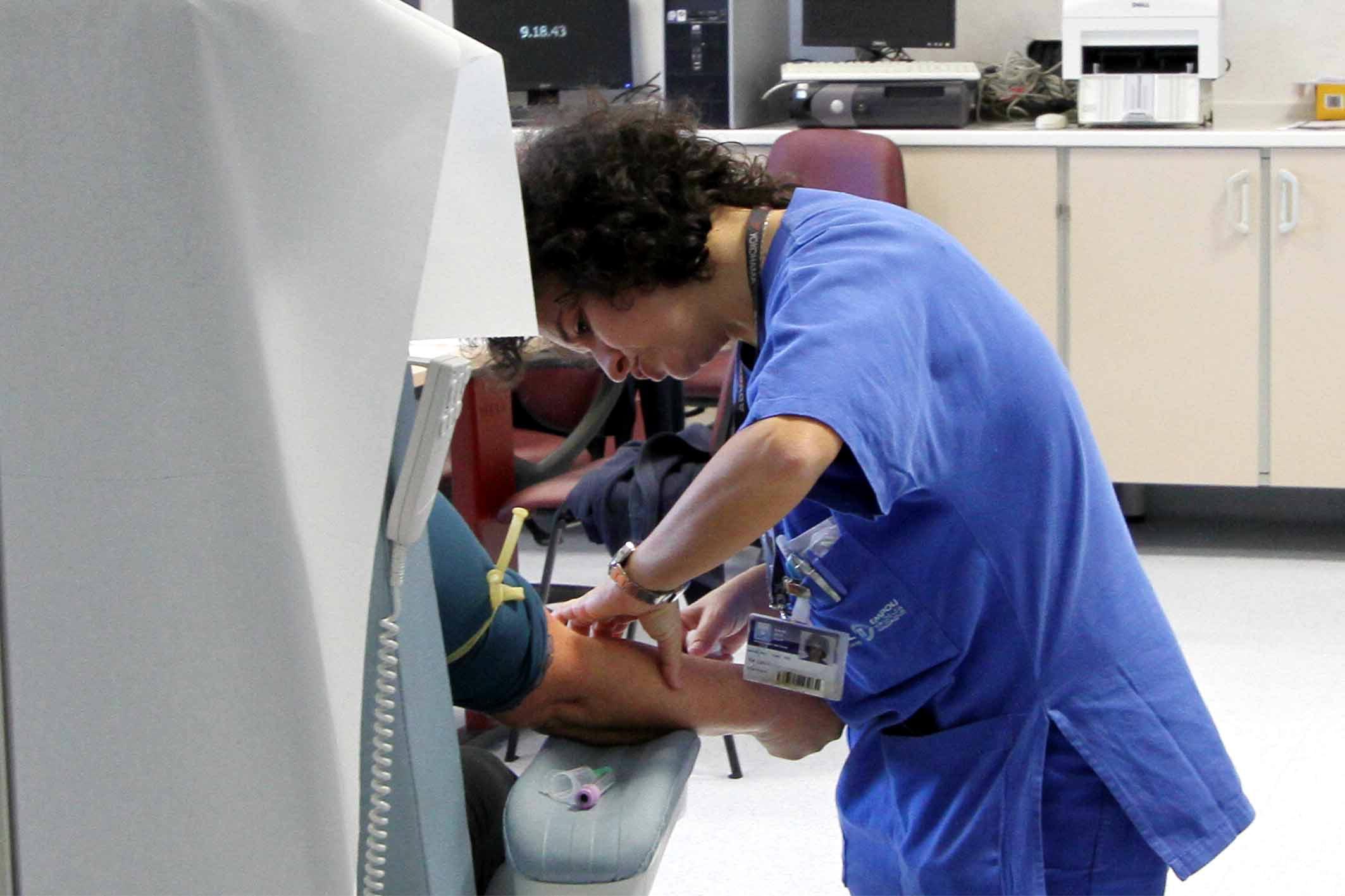 Un donatore di sangue durante una trasfusione