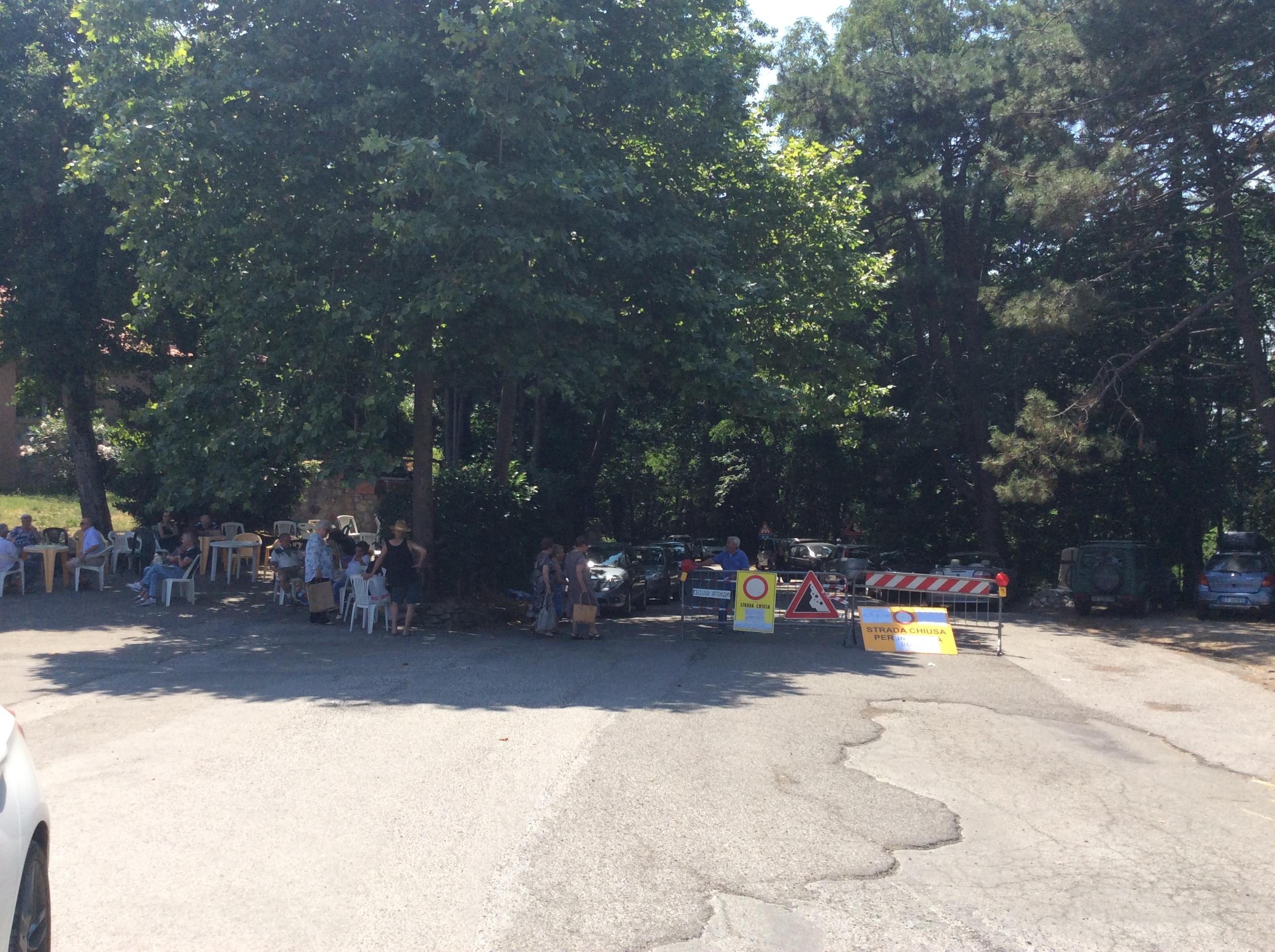 Le transenne per impedire la circolazione verso il Monte Serra