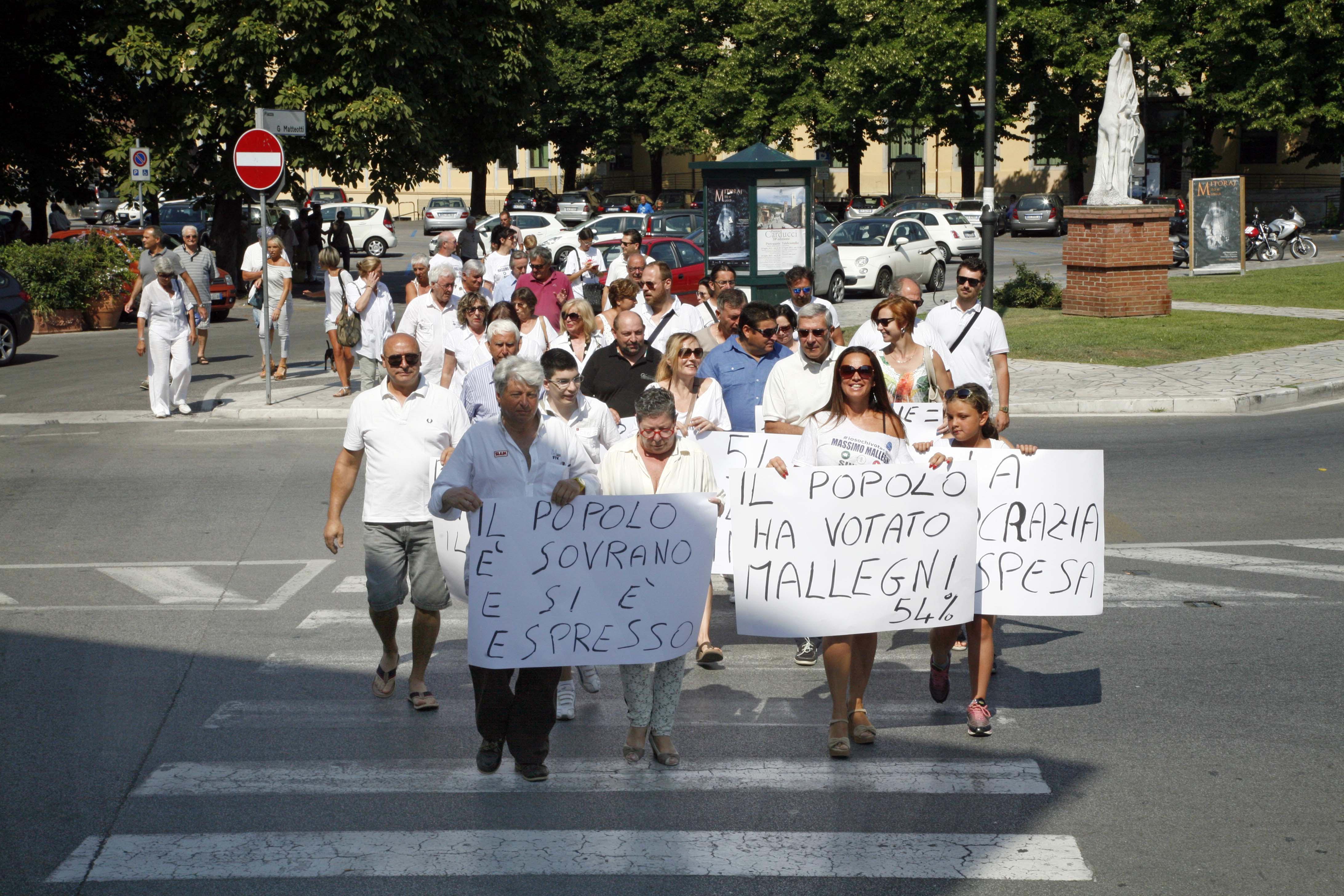 Il corteo nel centro di Pietrasanta