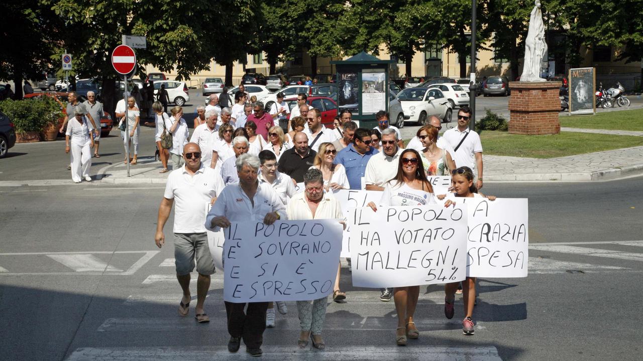 Il corteo nel centro di Pietrasanta