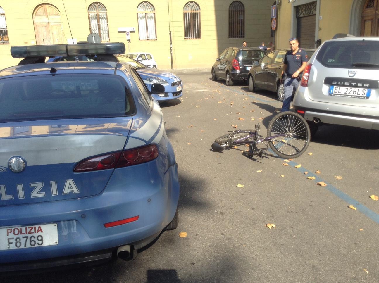 La bicicletta del giovane scaraventata per terra (foto Batavia)