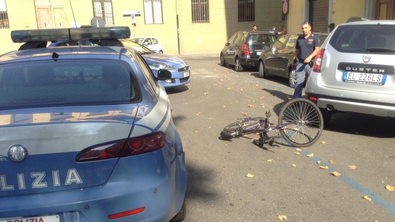 La bicicletta del giovane scaraventata per terra (foto Batavia)