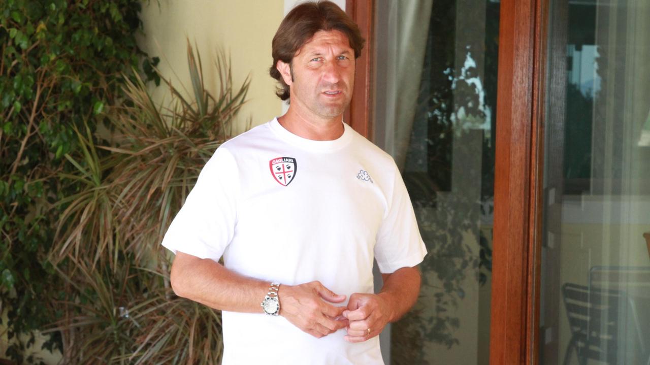 L'allenatore Massimo Rastelli al raduno del Cagliari ad Assemini