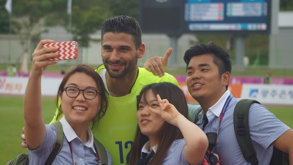 Nicolò Manfredini, portiere del Modena, con due tifose coreane