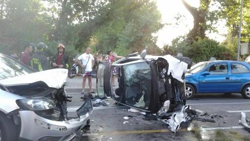 Le due auto dopo lo scontro sul viale del Tirreno