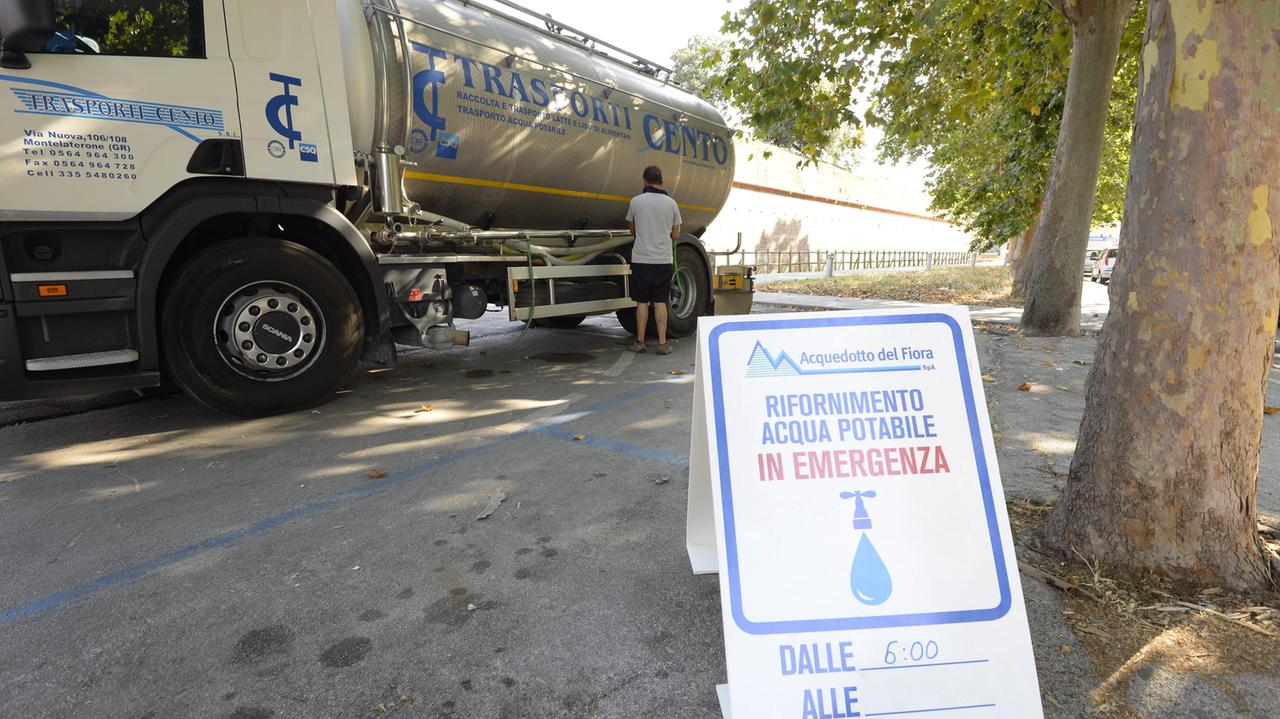 Una delle autobotti predisposte da Acquedotto del Fiora in caso di emergenza (foto Agenzia Bf)