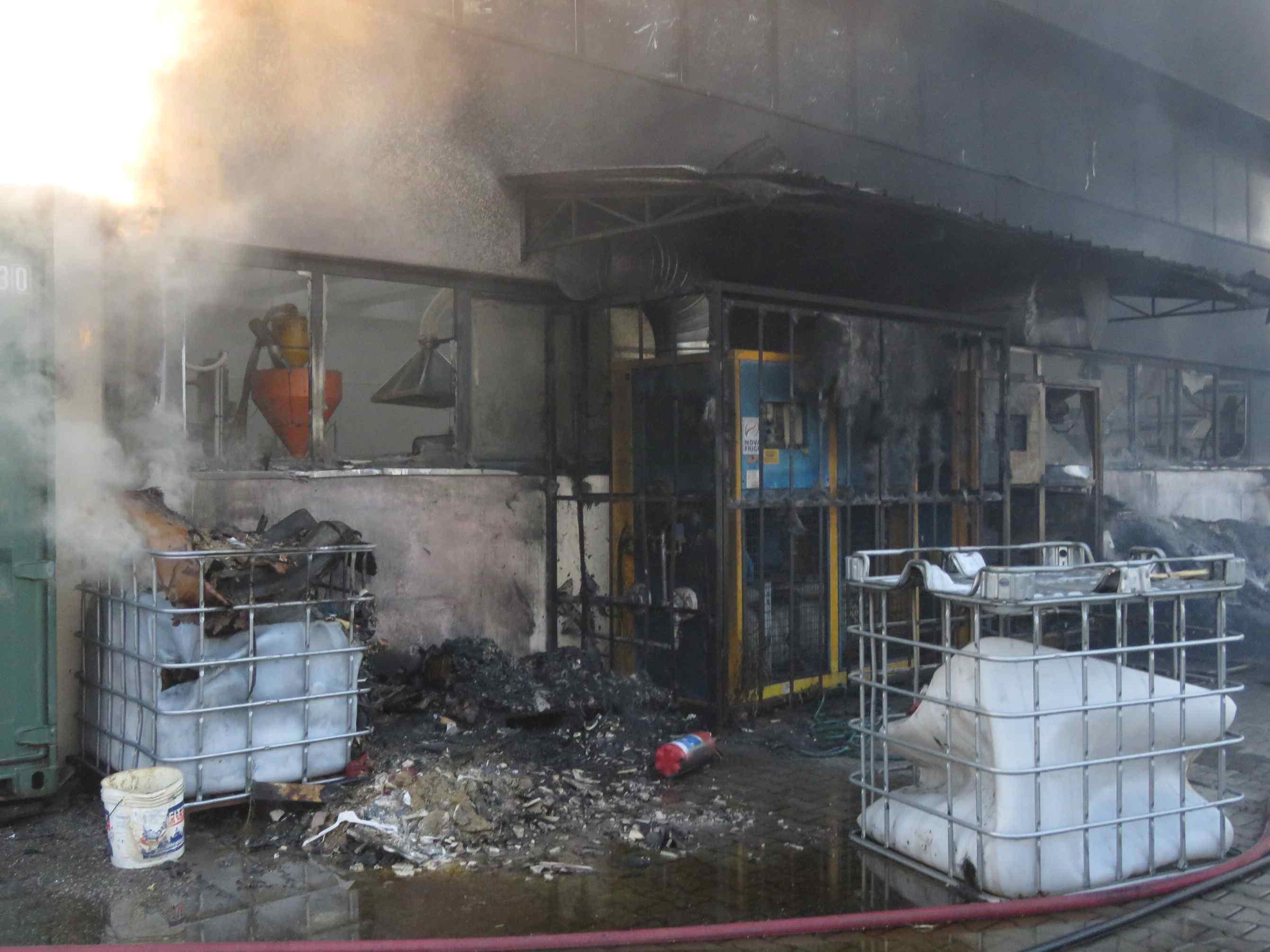 La rifinizione danneggiata dall'incendio (foto Batavia)