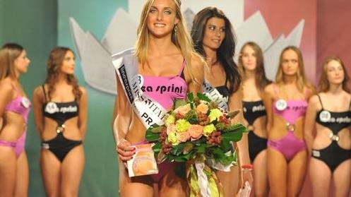 Le miss sfilano davanti al Castello