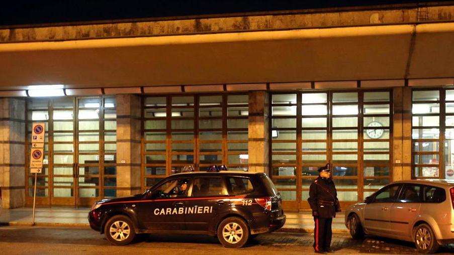 Dal doppiofondo dello zaino spunta un panetto di hascisc