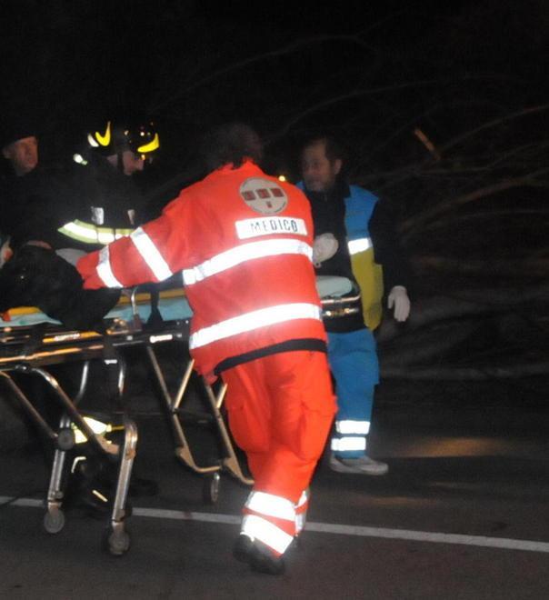 In coma elettricista sbalzato dal furgone in un tamponamento