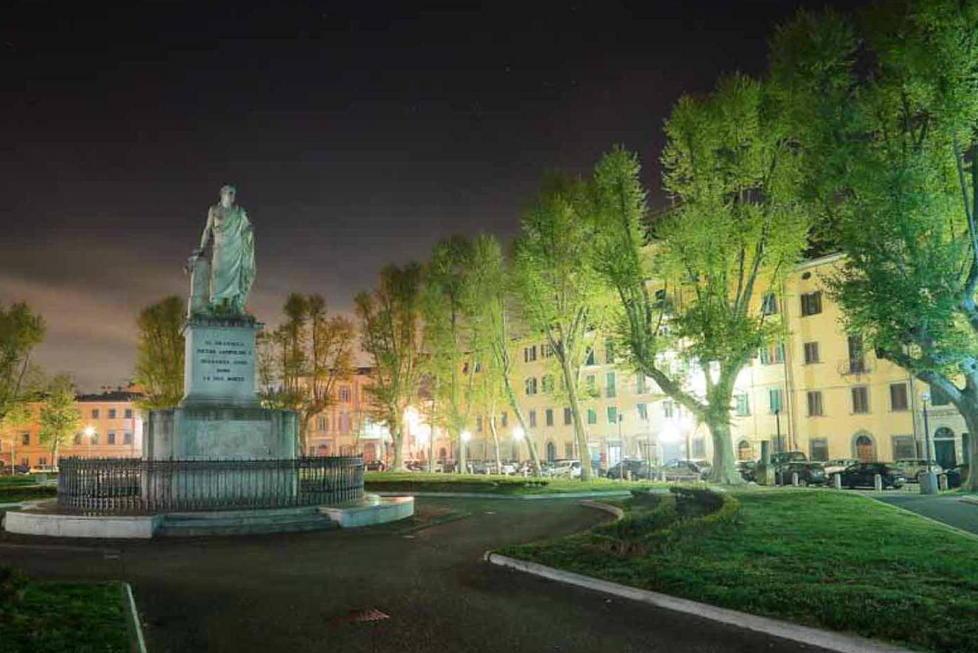 Domani sarà in regalo la foto di Piazza Martiri