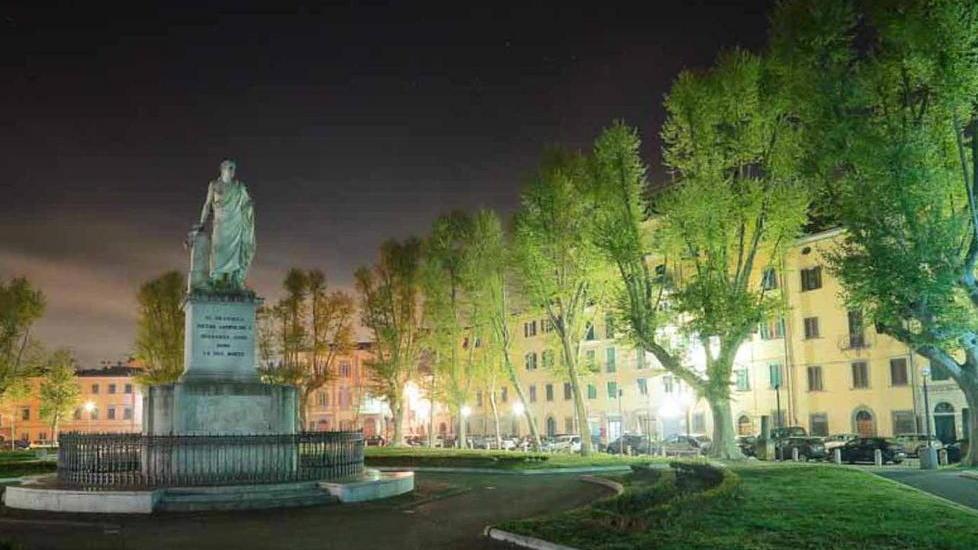Domani sarà in regalo la foto di Piazza Martiri